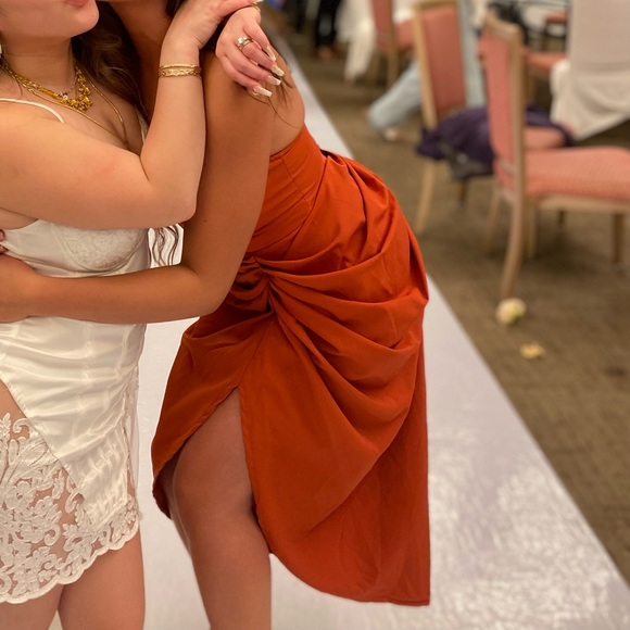 Color - Picture 3 of 4